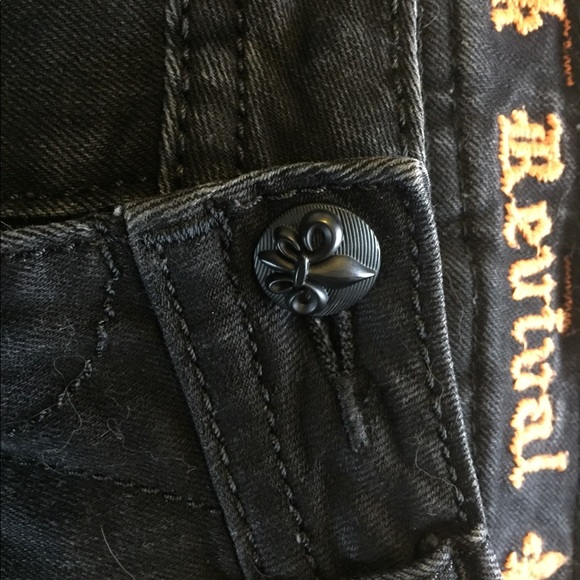 Distressed black rock revival with red stones - Picture 5 of 9